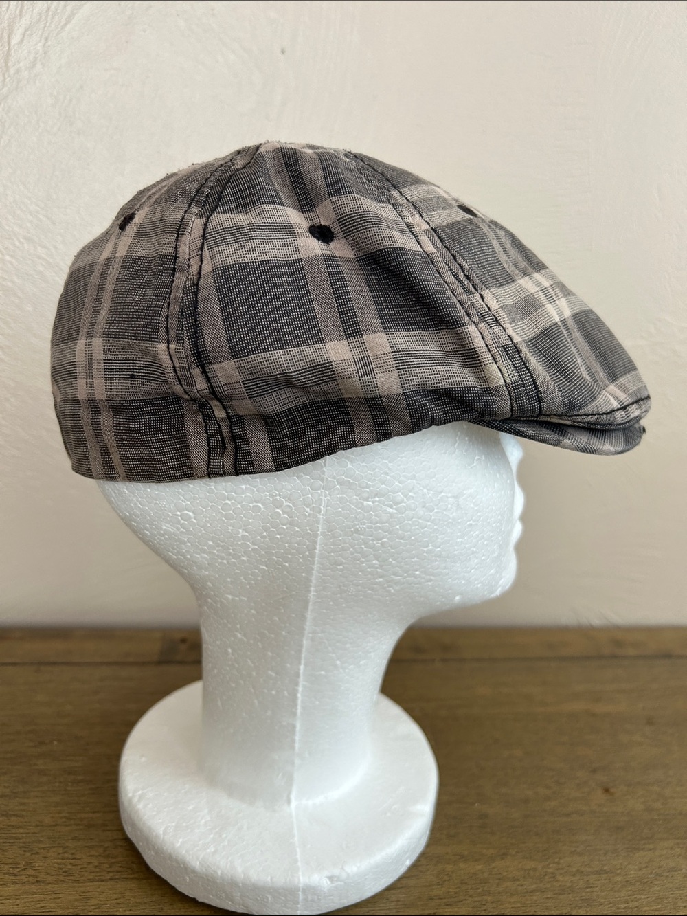 Vintage Levi’s Tartan Newsboy Flat Cap in Brown and Gray. Paisley Inner Lining.